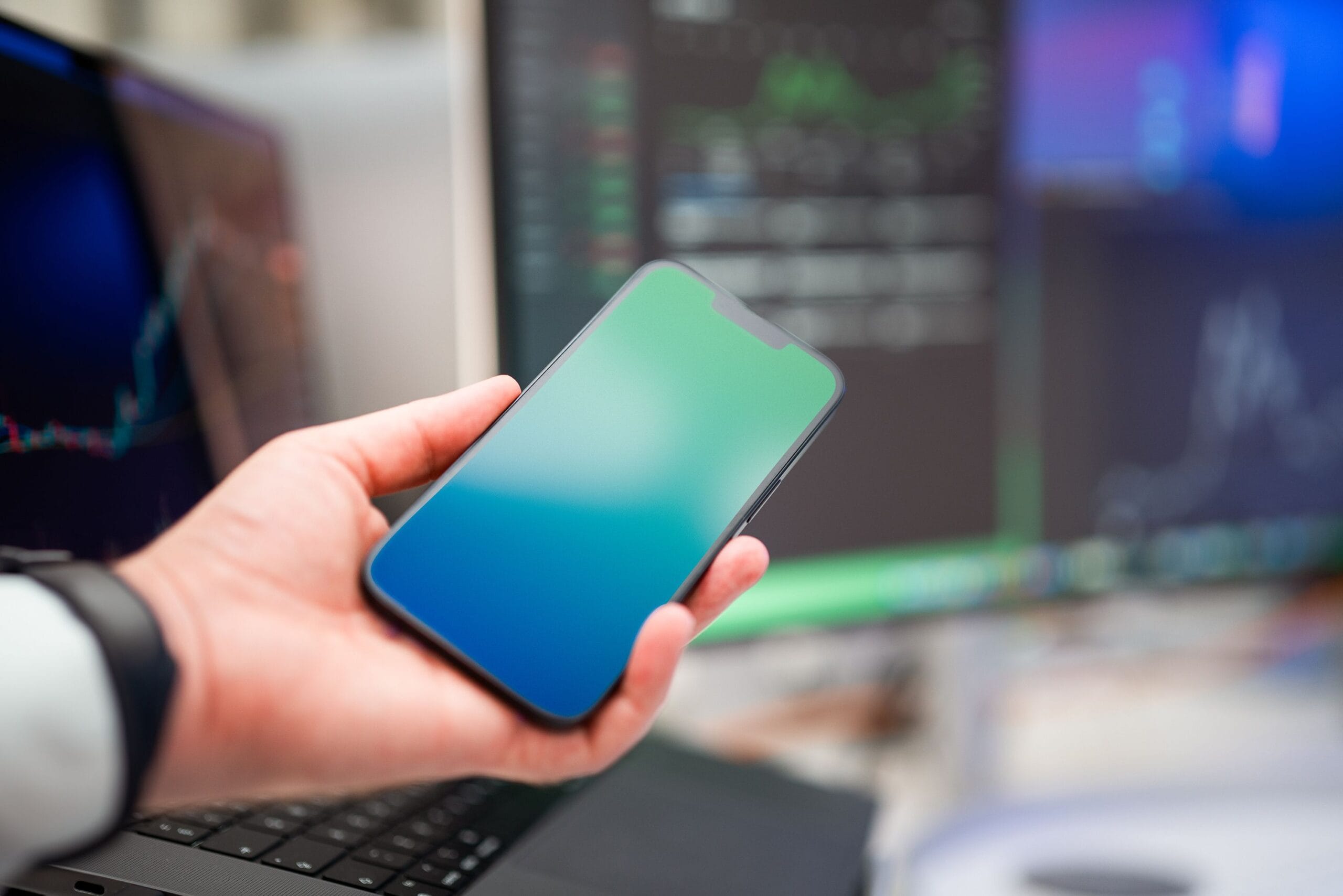 Forex Factory Calendar: Timing Trades for Extra Cash 3 Smartphone displaying push notification for a forex news alert
