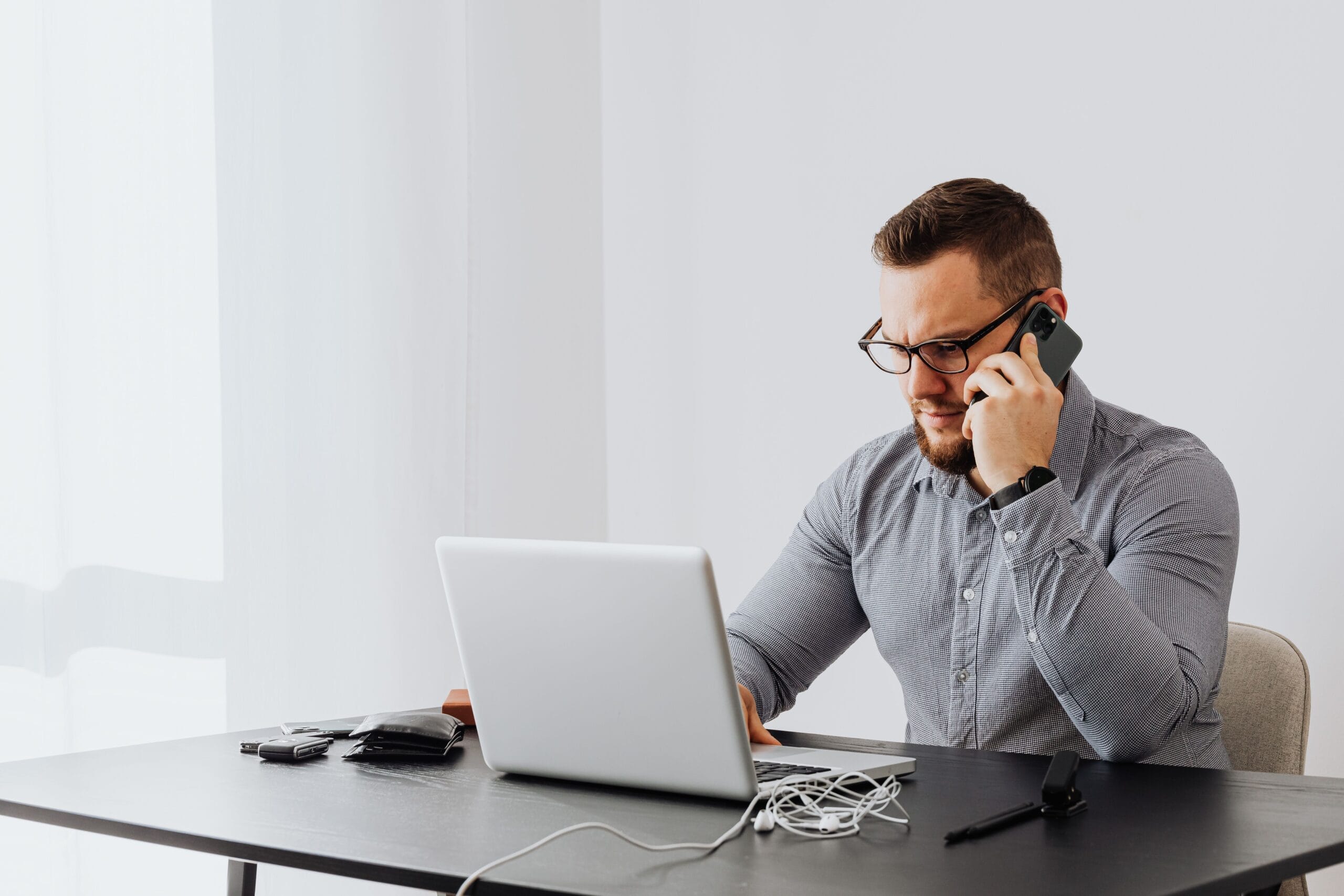 How to Build Multiple Income Streams as a Gig Worker 5 A gig worker switching between multiple apps on a tablet while checking a city map