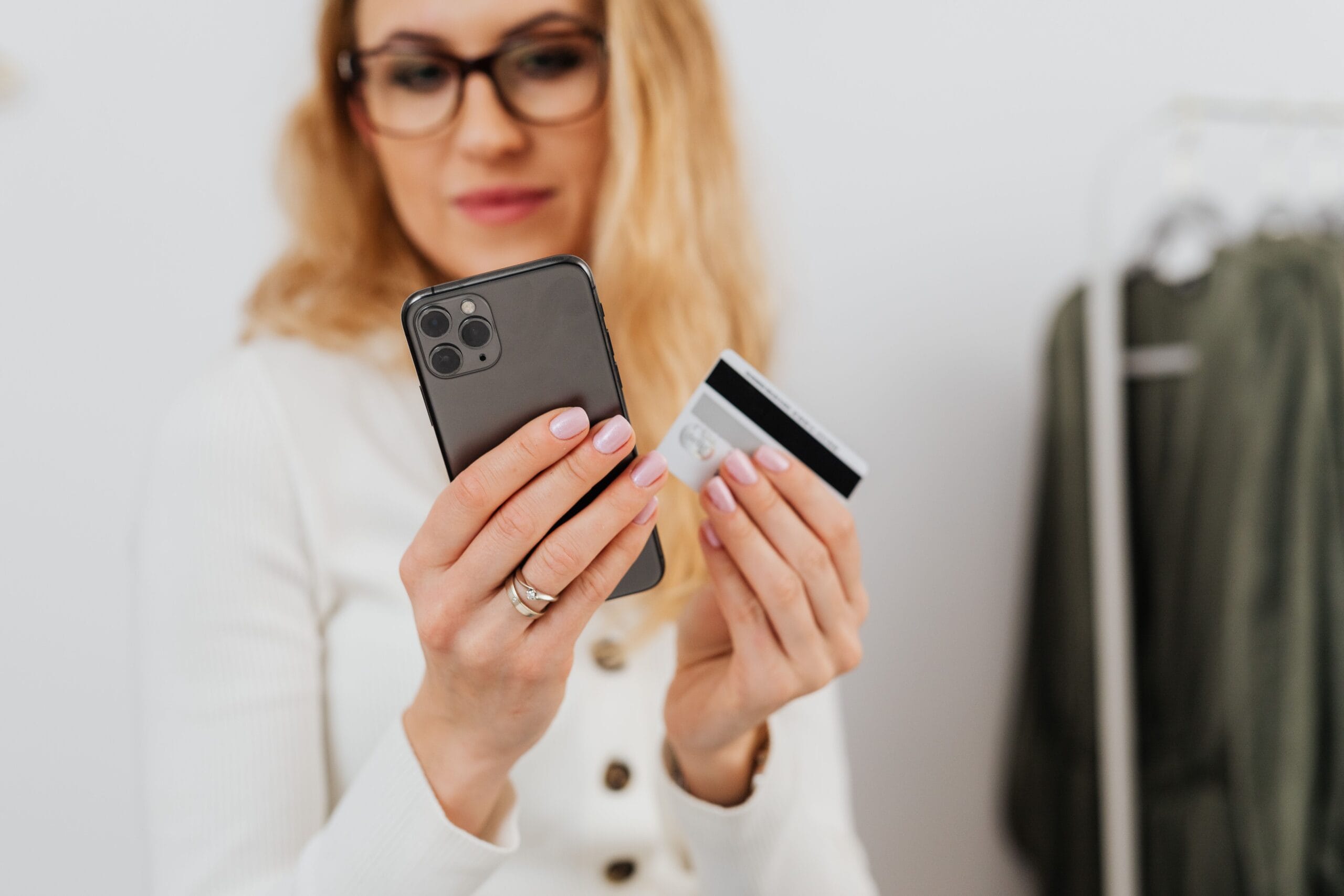Best Instant Payout Micro Jobs & Apps for Gig Workers 4 A smartphone displaying a digital gift card redemption screen with a coffee shop logo