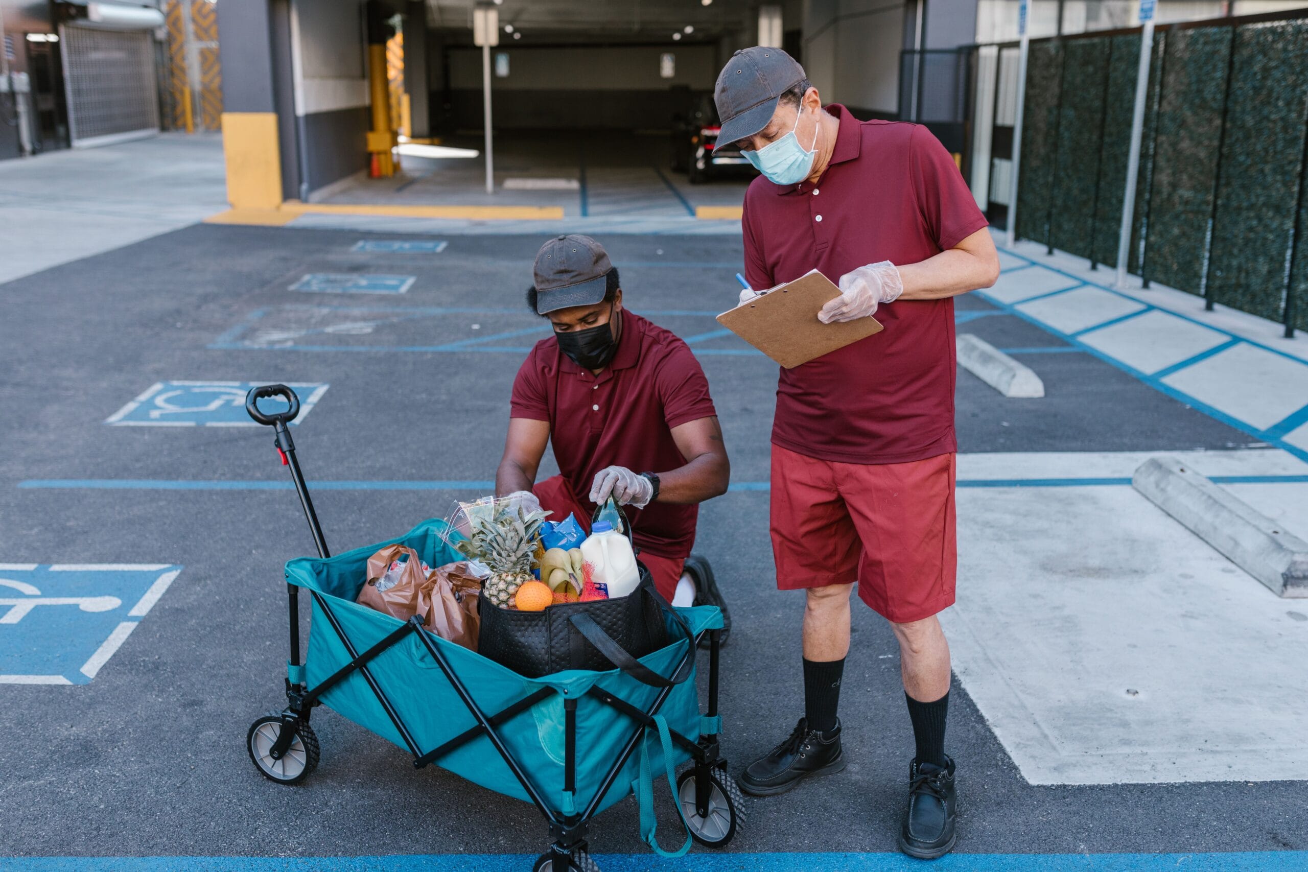 6 Side Hustle Apps Paying Weekly in 2026 8 a shopper loading groceries into a car with a smartphone showing the Instacart app