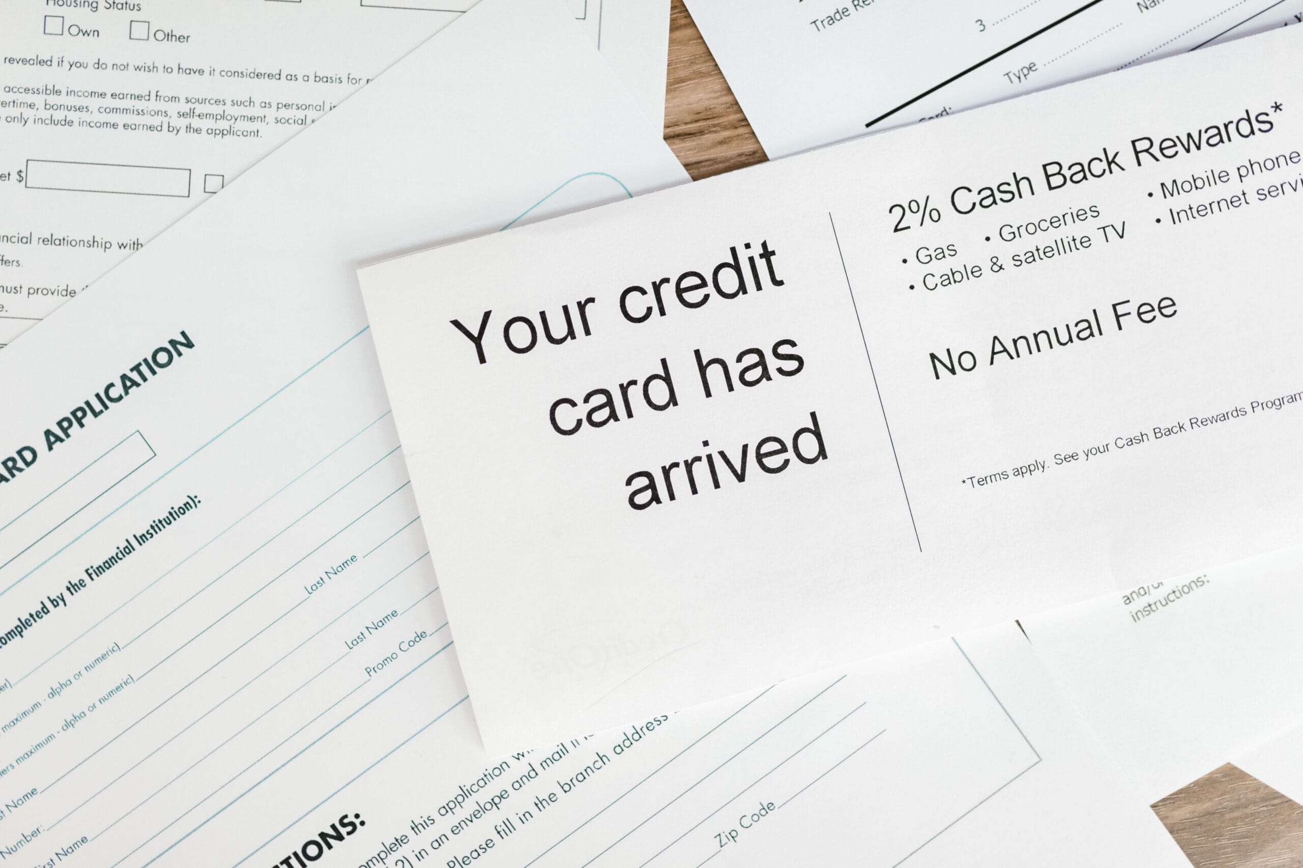 Wendy's Rewards: Can You Actually Turn Free Food into Cash? 4 Close‑up of Wendy's credit card being swiped at a register, showing cash back offer on screen